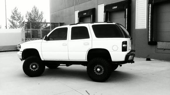 2005 GMC YUKON. 6" FABTECH 3" BODY LIFT 37X12.50 PRO COMP EXTREME AT