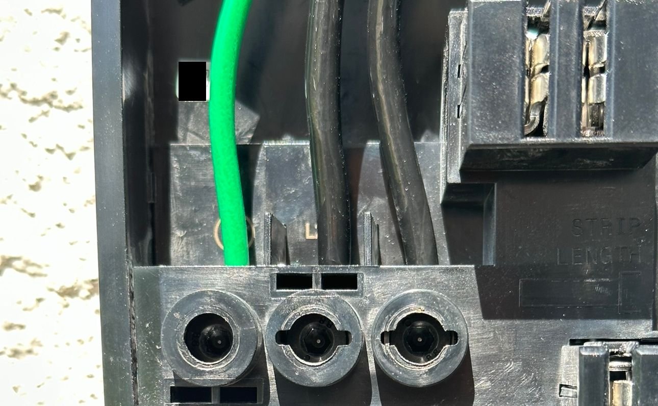 Does it matter where the red and black wire go on a Tesla Wall