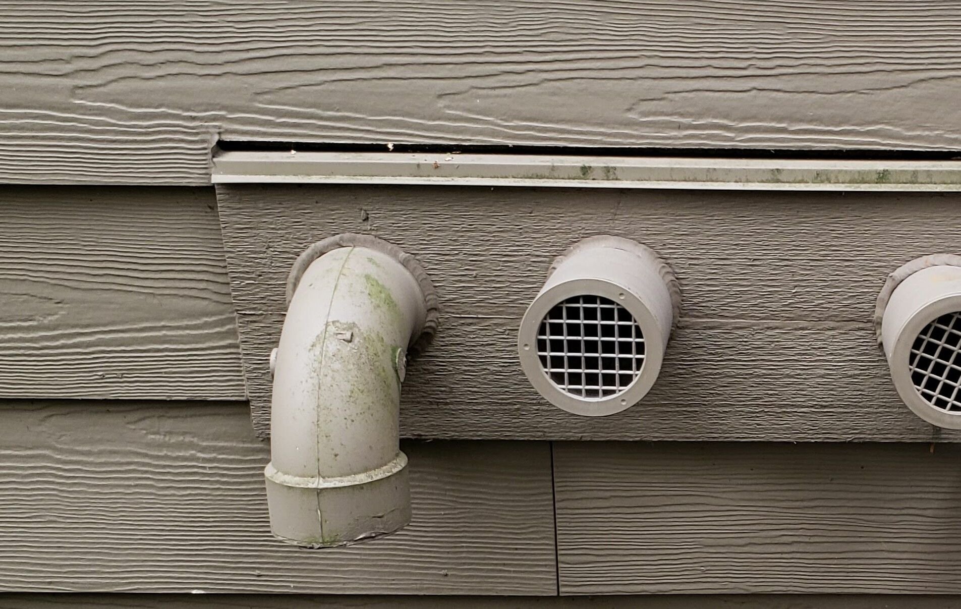Cutting off or filtering HVAC external air intake due to wildfires