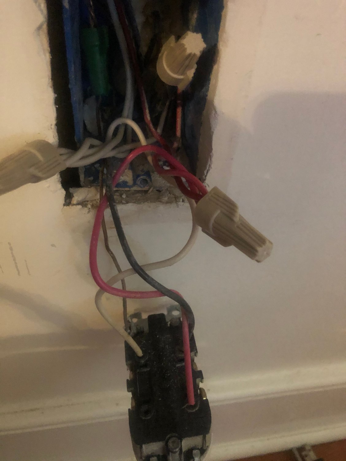 What Side Does The Hot Wire Go On An Outlet