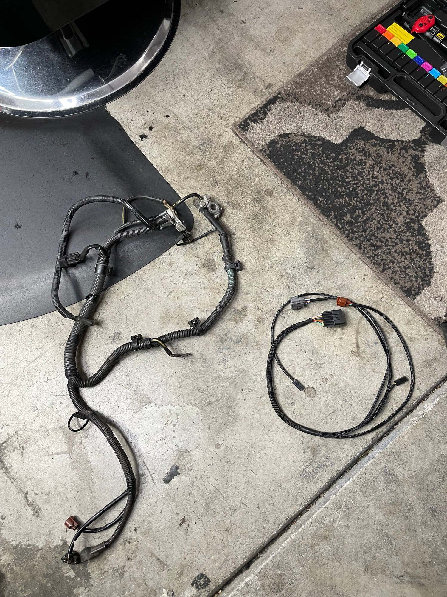 their charge harness gets rid of the harness in the photo