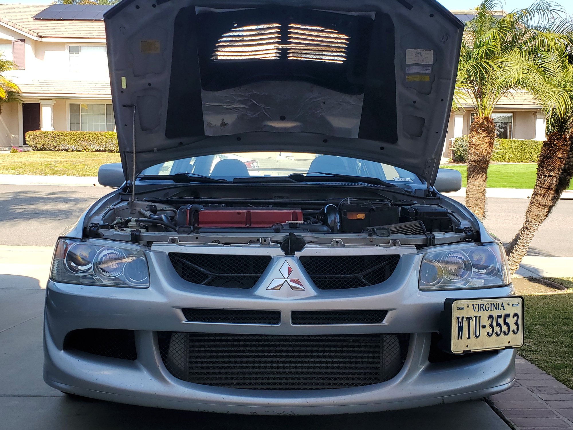 How the front looks now with the brace and floating licence plate mount. 