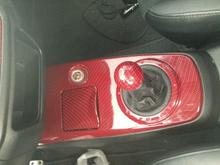 Red carbon middle console, ask tray lid an shift know