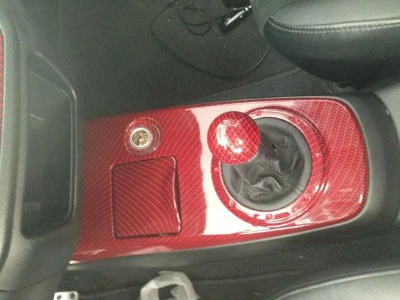 Red carbon middle console, ask tray lid an shift know
