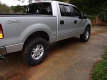 06 screw 4x4 straights with 5&quot; tips,2.5&quot; hell bent steel leveling kit,17&quot; stock rims and 35&quot; mud grapplers, 22s are gone!!!!!!!!!finally