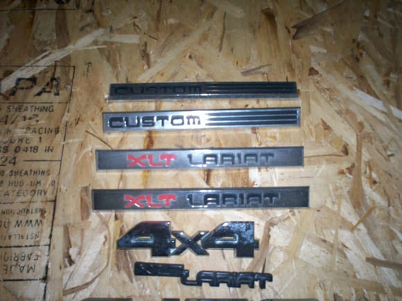 The custom and XLT emblems are the same size