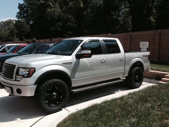 295x60-20 Nitto Trail Grapplers, 20x9 Fuel Hostage Wheels with Offset of 20, 2" Auto Spring Level Kit in the front