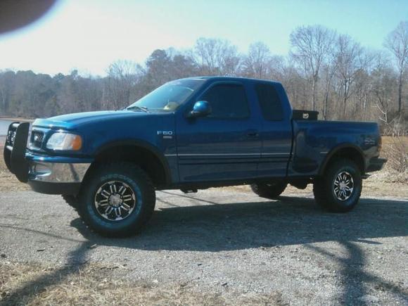 315s and bushwackers gotta love them
(blue dont look bad on the tires ha ha)