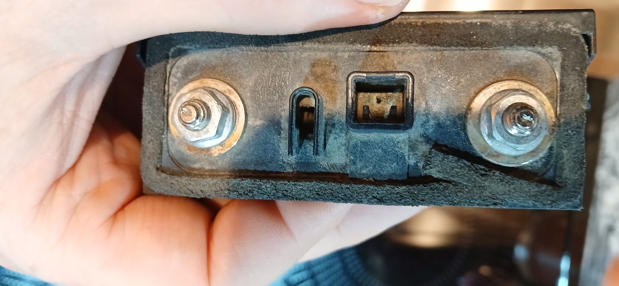 Latch connector with 1 pin showing