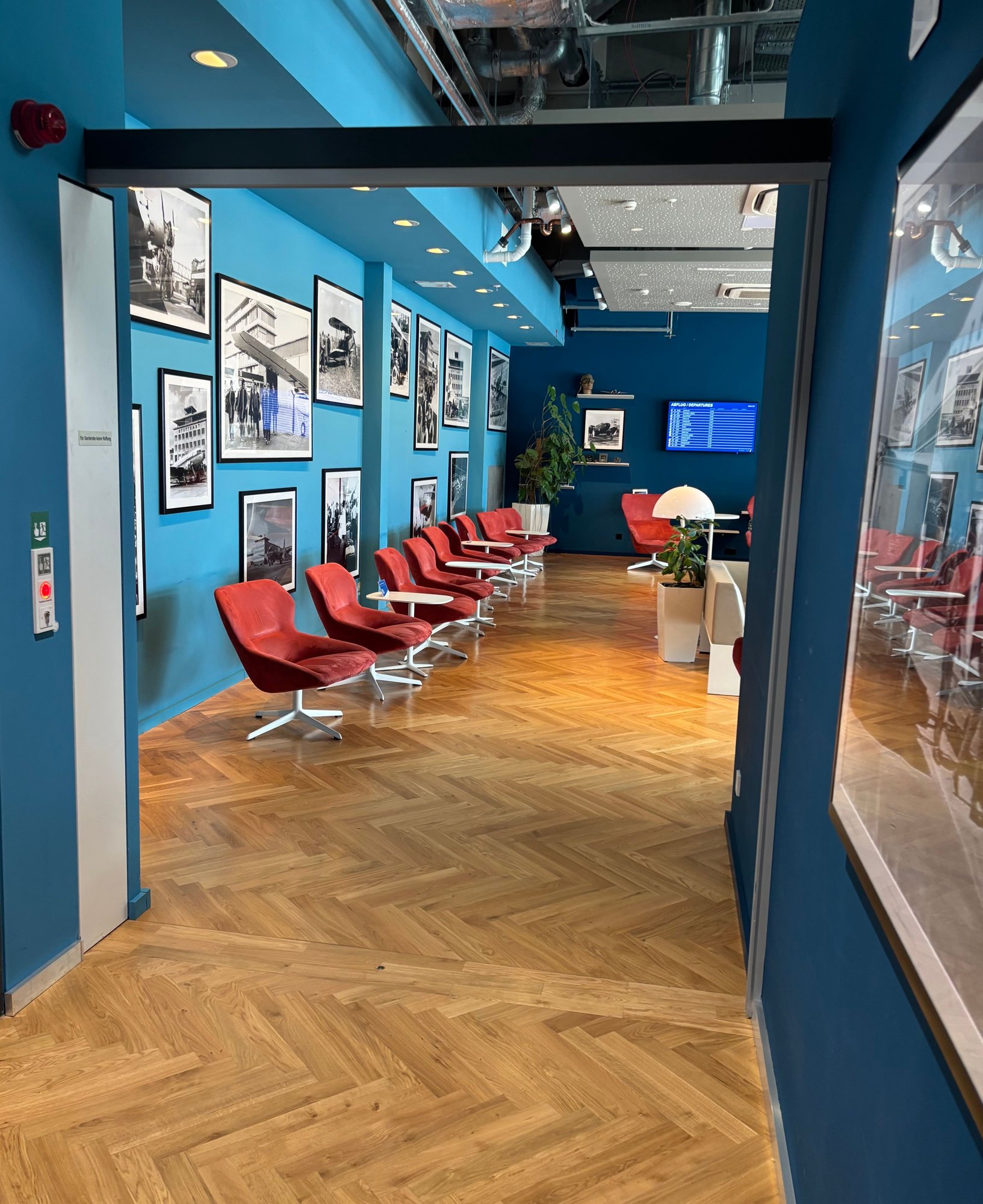 Entrance to the contract lounge 