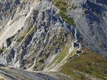 From just below the summit of Shakushidake, hiking toward Hakuba Yarigatake along the ridgeline
