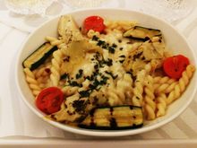 Pasta. No Jerusalem artichokes as it reads on the menu card, but artichokes. Tasted OK, but what else to expect of pasta onboard?  Though was definately not at all hungry after filling up at AA Flagship lounge.