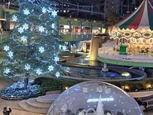 Towards the la Aqua shopping centre there was a tree, caroussel, flume ride, and a snow dome with an illuminated city that is lit an music plays when you pull a rope 