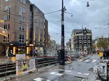 Crossing the tramrails for pedestrians is only possible at intersection Nieuwendijk - Martelaarsgracht