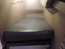 B777 footrest, middle seat