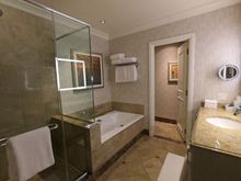 Marquis de Lorne Suite bathroom