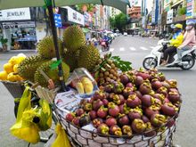Vendors outside Ben Thanh market 