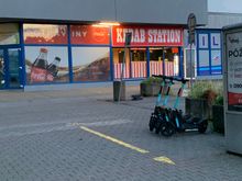 The no-longer open kebab shop. Epic fail.