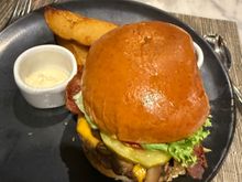 Very good medium rare burger 