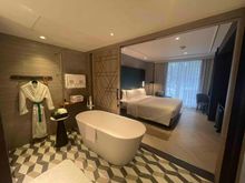 Beautiful: Master bath & bed of Emerald Suite