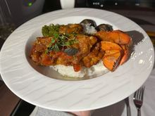 Stir-fried lobster with spicy curry sauce.
