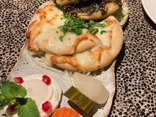 MAN’OUSHIT ZAATAR (v) £12 Our special cheese mix with sesame
140 kcal