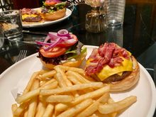 The Capitol Burger: delicious!