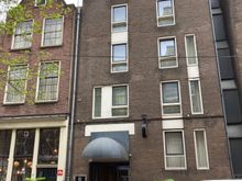 This is the Ren's new entrance at Spuistraat, i couldn't enter the lobby because they were doing some wiring in the hall, it is not a most welcoming entré.....