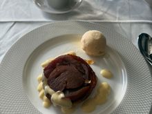 Apple tarte tatin, nice idea, mediocre delivery.