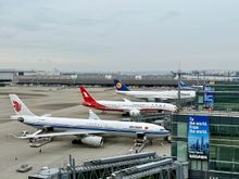 From the landslide observation deck at Haneda.
Nice to see the 747!