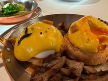 You can select inly one main.  This is their signature poached eye.