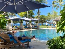 As you can see there is still pool service at the Club Intercontinental Pool ...... there is a bit of a ruckus .... the 4 pavillions on the lawn are very much in demand by mainlanders, Koreans and other oriental persons ..... most Western persons make a bee line to the daybeds in the sun :)