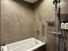 Premium Scramble Cross View Room (Bathroom)