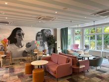 Lobby & bar