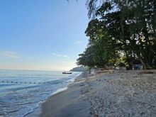 View along the beach in the morning (towards the resort, and the Shangri-la)