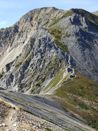 From just below the summit of Shakushidake, hiking toward Hakuba Yarigatake along the ridgeline