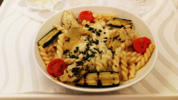Pasta. No Jerusalem artichokes as it reads on the menu card, but artichokes. Tasted OK, but what else to expect of pasta onboard?  Though was definately not at all hungry after filling up at AA Flagship lounge.
