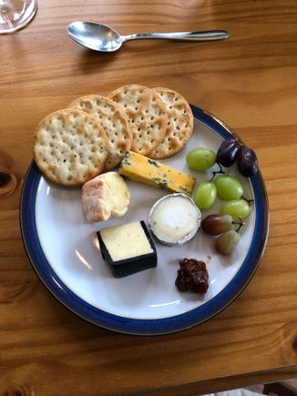 Crackers are models own - the crackers were missing in my box!