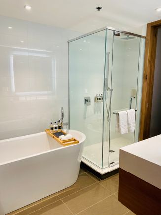 Haiku Suite master bathroom