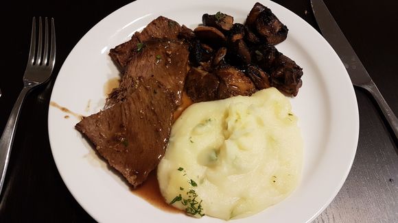 Beef with mash/mushrooms