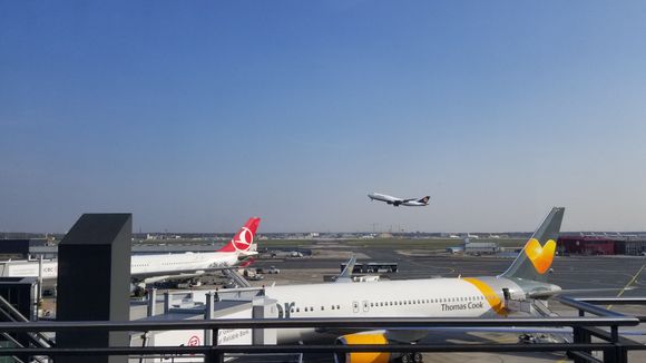 Lufthansa 747-8 taking off behind a Condor 757