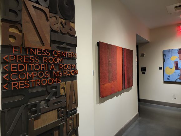 Thematically consistent directional signs
