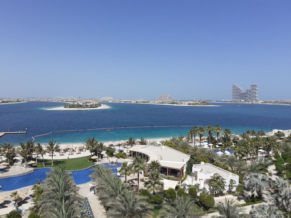 Pool and beach area from the Pearl club balcony ( Atlantis the Palm in the background) around 1000/ JBR area viewable if you viewed left. views were beautiful