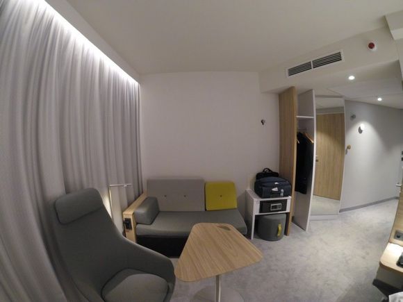 Holiday Inn Express Düsseldorf Hauptbahnhof - larger corner room
