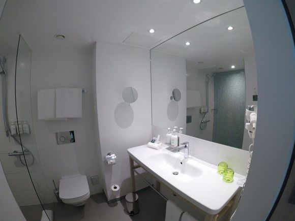 Bathroom Premium Room / Holiday Inn Frankfurt Alte Oper