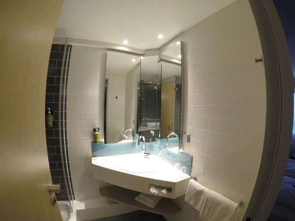 Holiday Inn Express Düsseldorf City North / Bathoom