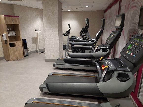 Small gym / Crowne Plaza Crystal City