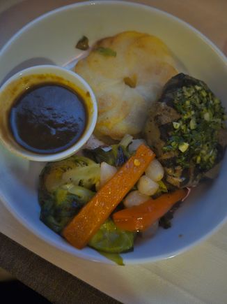 Pretty decent main entree. The FA brought it to me real nice and hot. I don't understand this current trend with brussel sprouts. 🤥 Wish the veggie portion were either asparagus or green beens. 7/10. Didn’t get a picture of the appetizer and salad. Drink selections were sparkling wine and Bailey's Irish Cream. Later on had the ice cream and chocolate sundae, followed by a croissant and coffee before landing in LHR. Didn't get pictures of it, but I remember the coffee tasting really great. 