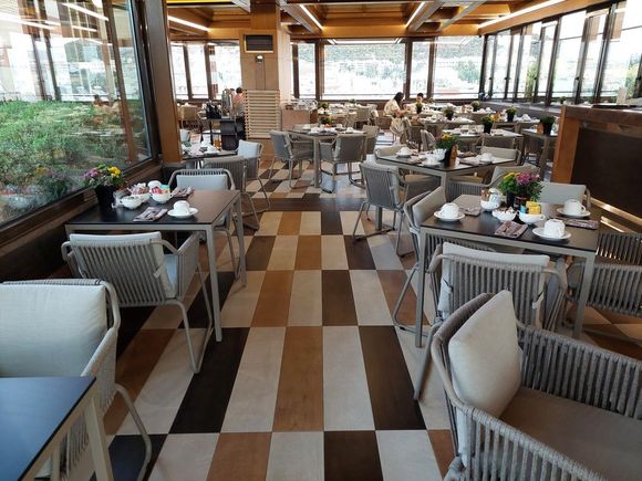 Rooftop Restaurant / Crowne Plaza Athens