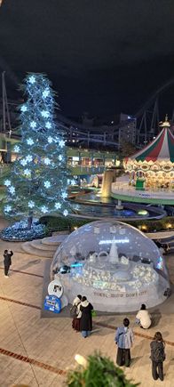 Towards the la Aqua shopping centre there was a tree, caroussel, flume ride, and a snow dome with an illuminated city that is lit an music plays when you pull a rope 